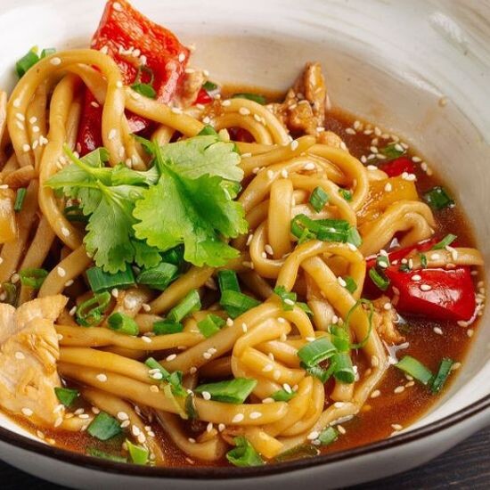 Удон с курицей и ананасами