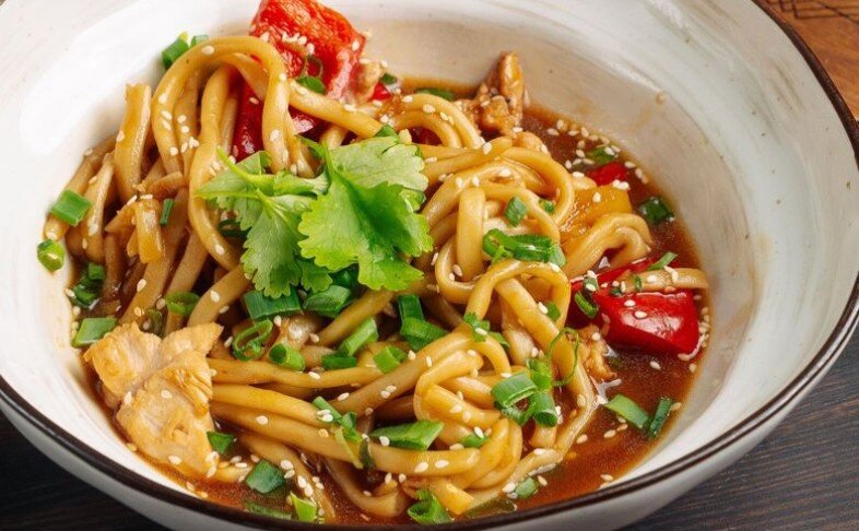 Удон с курицей и ананасами