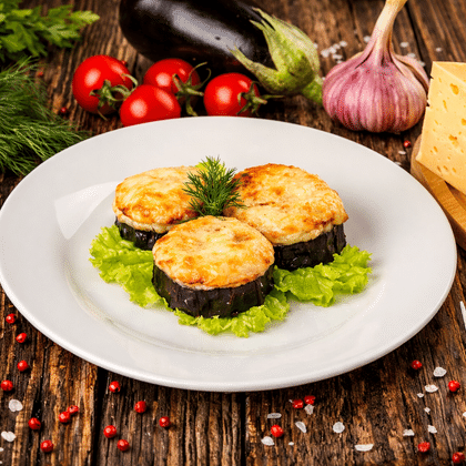 Баклажаны, запеченные с помидорами и сыром