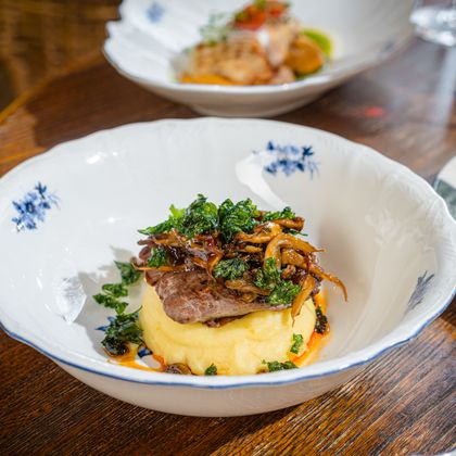 Говяжья вырезка с арахисовым пюре и карамелизированными вешенками