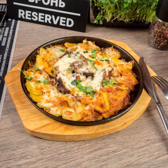 Язык, запеченный с картофелем