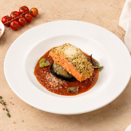 Запечённая форель с пармезаном и баклажаном в томатном соусе