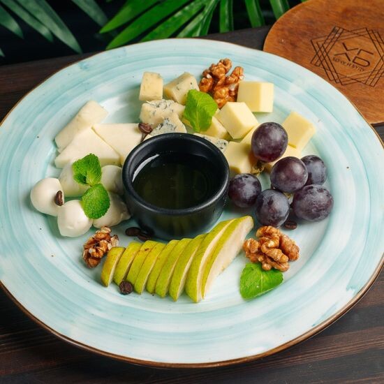 Сырная тарелка с фруктами