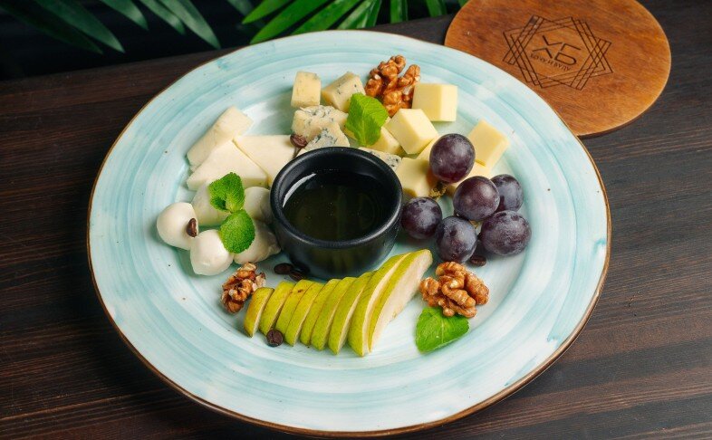 Сырная тарелка с фруктами