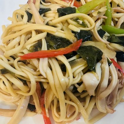 #66 Лапша с кальмаром и водорослями.