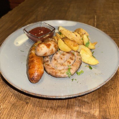 Колбаски-гриль с картофелем и соусом