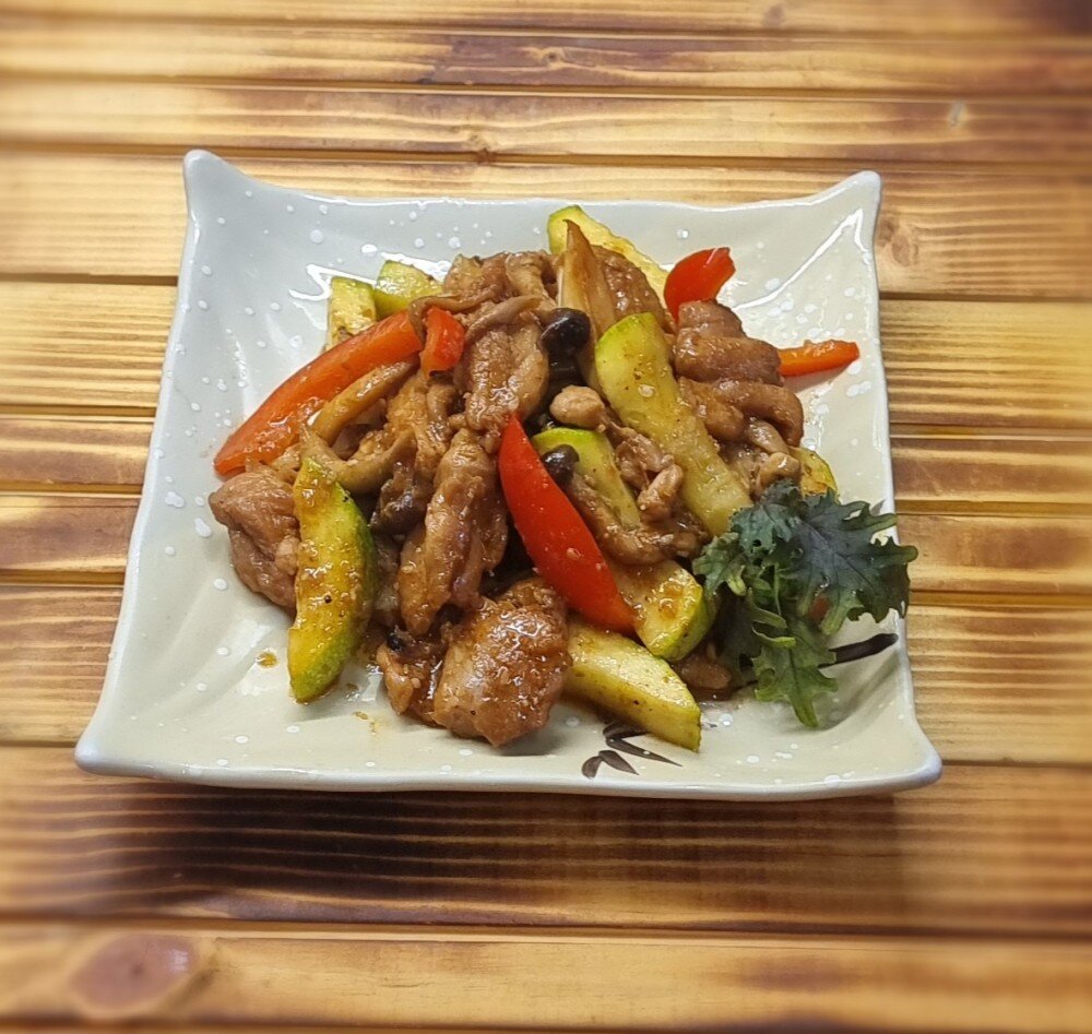 Курица с овощами с соусом якинику