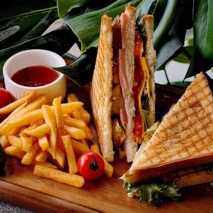 Сэндвич с ветчиной картофелем фри и кетчупом