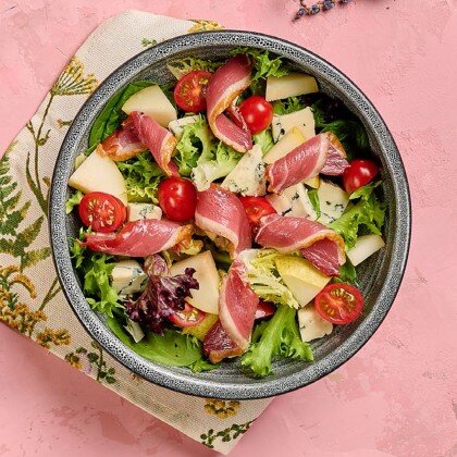 Салат с уткой и горгонзолой