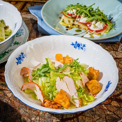 Салат с индейкой и хрустящими баклажанами