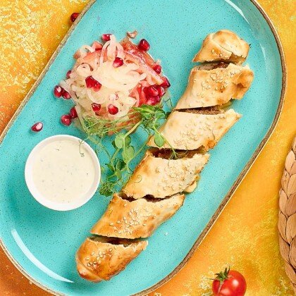 Запеченный кебаб в тесте с салатом айчичук