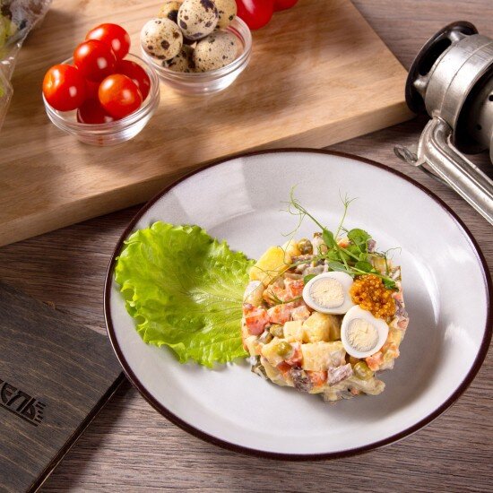 Оливье с перепелиным яйцом и говядиной