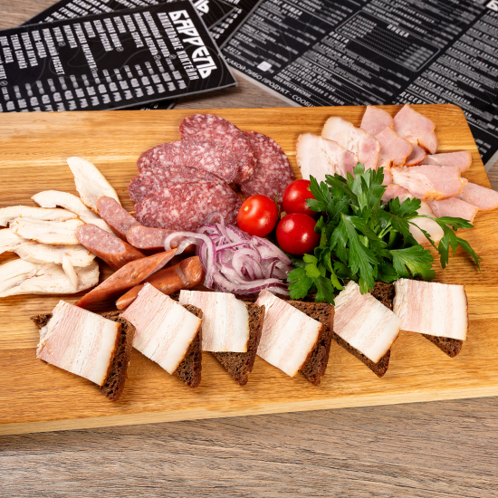 Нарезка из мясных деликатесов