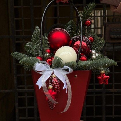 Композиция с ёлочными игрушками и хвоёй