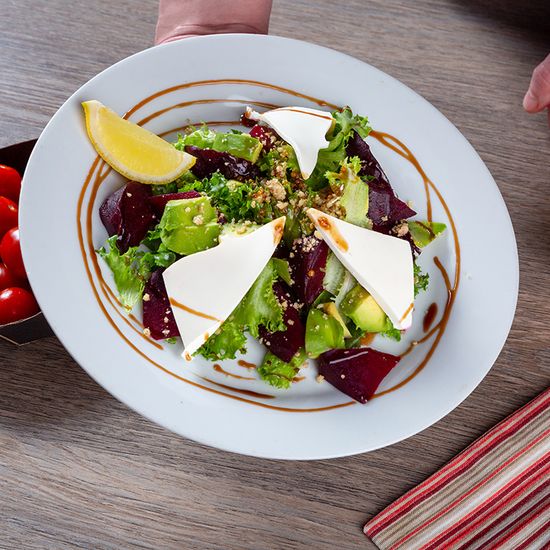 Салат с печеной свеклой и сыром тофу