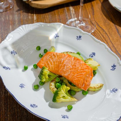 Лосось с зелеными овощами под соусом берблан