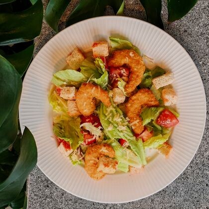 Салат «Цезарь» с креветкой в панировке
