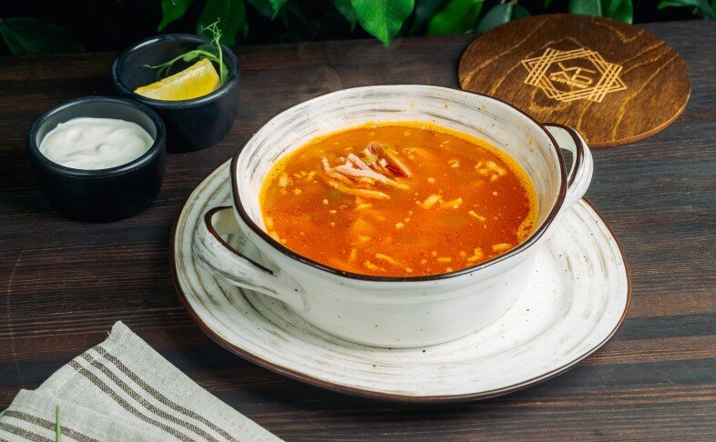 Мясная солянка с копченостями