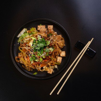 ВОК ЯИЧНАЯ ЛАПША С ТОФУ И СОУСОМ ХОЙ СИН