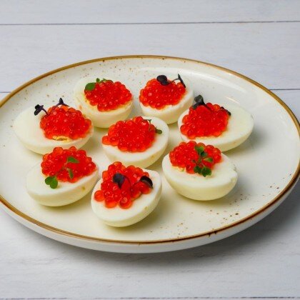 Яйцо фаршированное с красной икрой (по предзаказу)