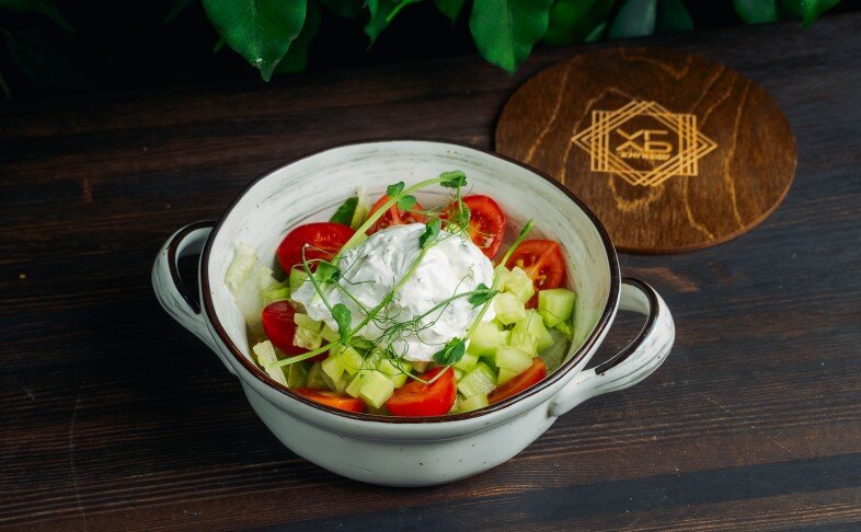 Овощи с грядки со сметаной