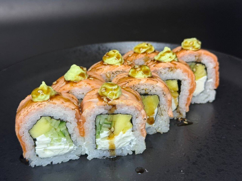 Фила с манго и соусом из авокадо