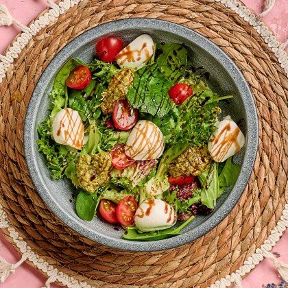 Лёгкий салат с томатами черри и сыром моцарелла