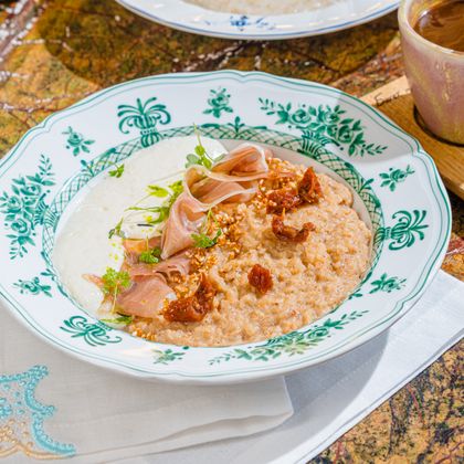 Ржаная каша с прошутто и муссом Грюер