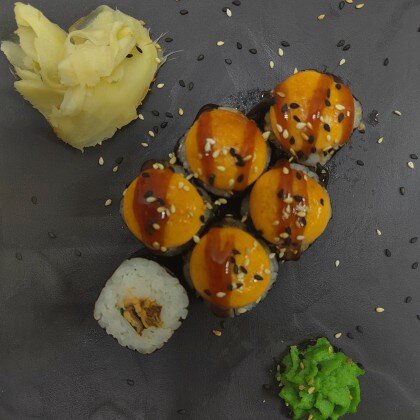 Запеченый хосомаки с мидиями