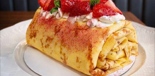 Клубничный блинный рулет