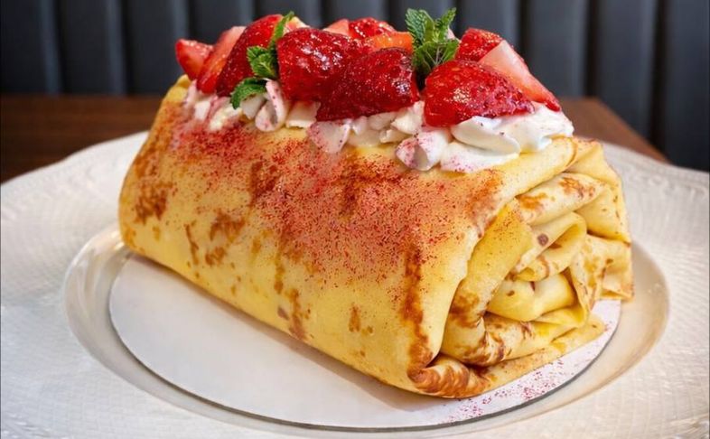 Клубничный блинный рулет