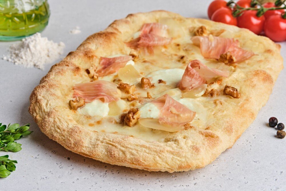 Пицца с пармской ветчиной, страчателлой и грушей