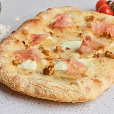 Пицца с пармской ветчиной, страчателлой и грушей