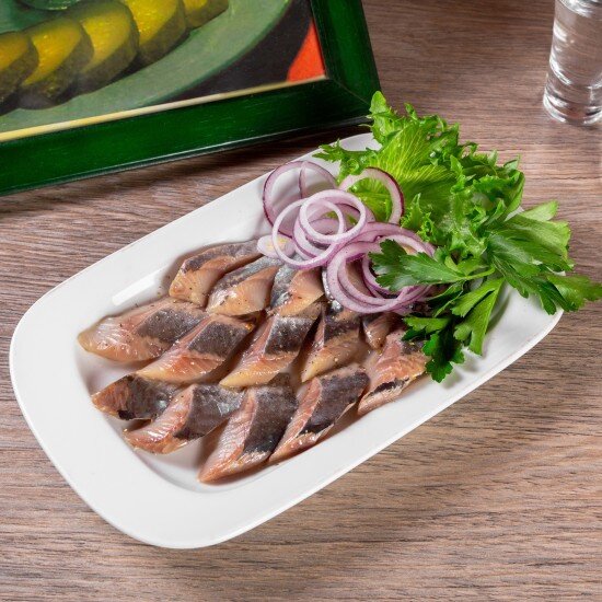 Сельдь с маринованным луком