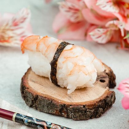Суши с креветкой