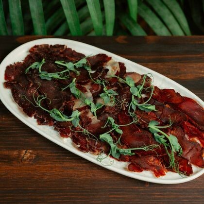 Ассорти местных деликатесов