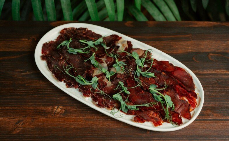 Ассорти местных деликатесов