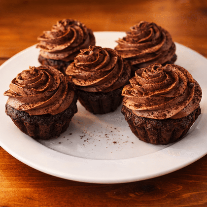 Шоколадные капкейки с бананом и красной смородиной (5 шт.)