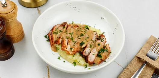 Бедро цыпленка с картофельным пюре и грибами
