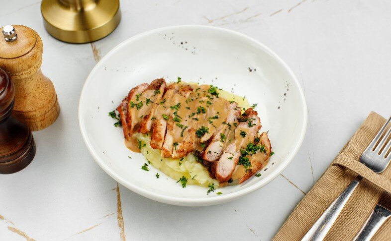 Бедро цыпленка с картофельным пюре и грибами