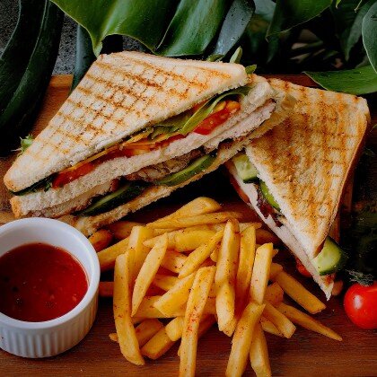 Сэндвич с курицей картофелем фри и кетчупом