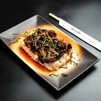 Говядина в устрично-томатном соусе с рисом