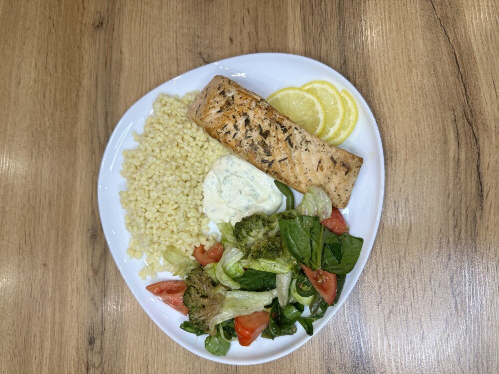 Лосось с кускусом и овощами