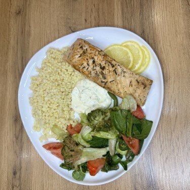 Лосось с кускусом и овощами