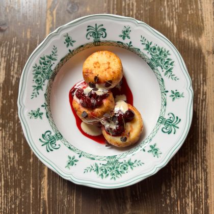 Сырники с ванильным кремом, вяленой клюквой и вишнёвым вареньем