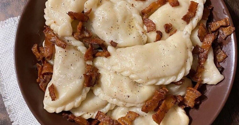 ВАРЕНИКИ С КАРТОФЕЛЕМ И ШКВАРКАМИ