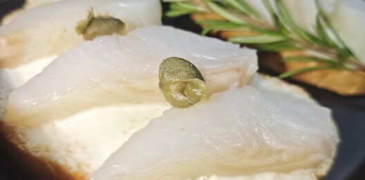 Брускетты с палтусом