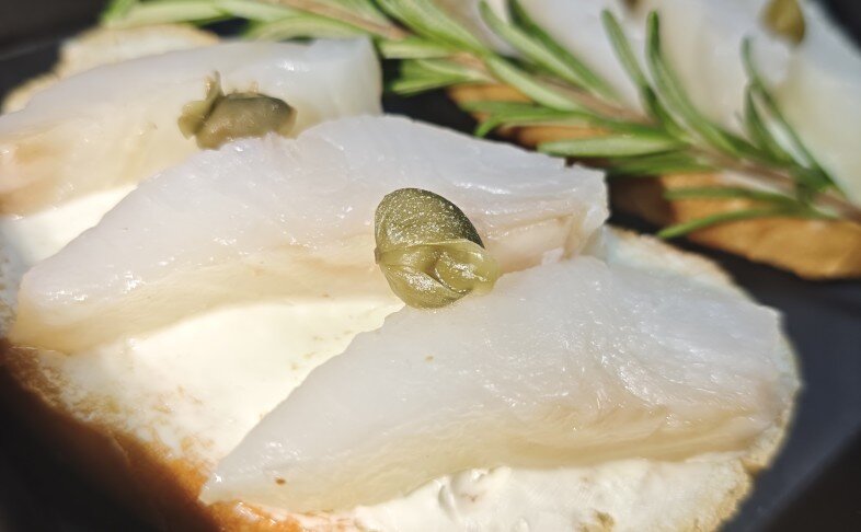 Брускетты с палтусом