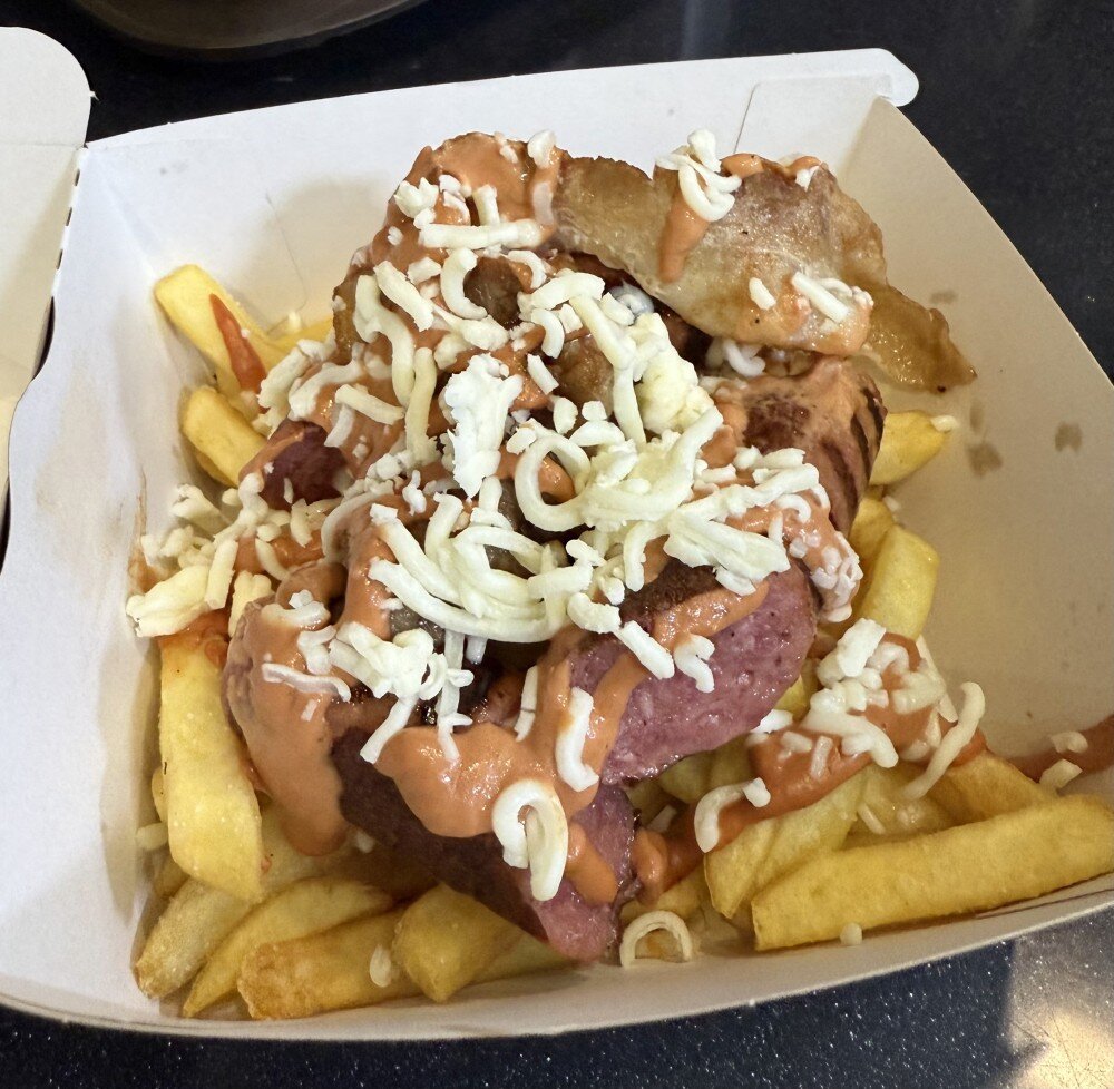 Роял фри с беконом и говяжьей сосиской