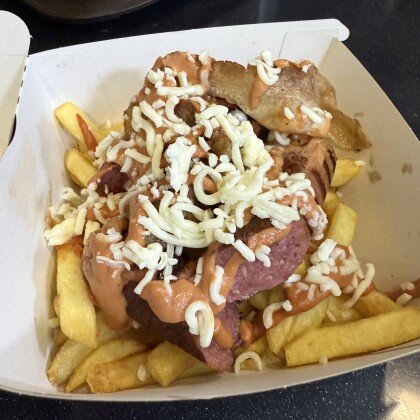 Роял фри с беконом и говяжьей сосиской